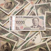 聖徳太子の壱万円紙幣に囲まれた渋沢栄一の新１万円札の写真