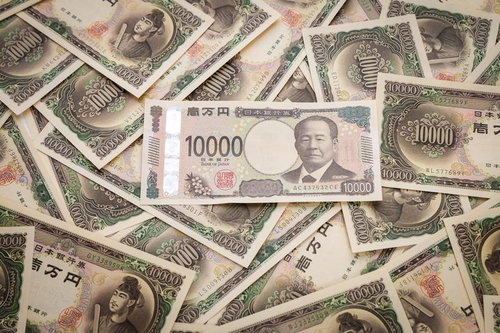 聖徳太子の壱万円紙幣に囲まれた渋沢栄一の新１万円札