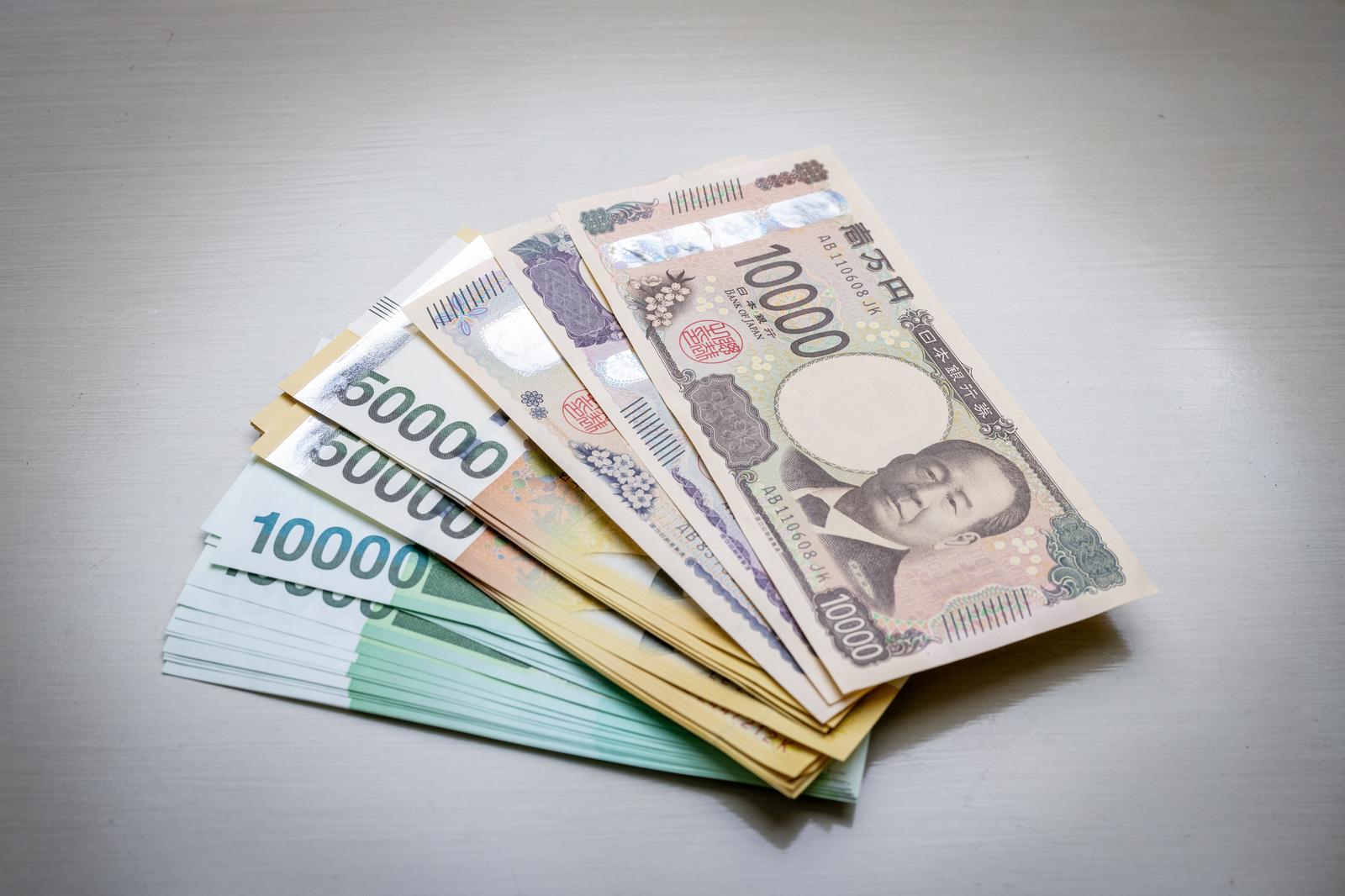 10000円、5000円、1000円の日本円紙幣を重ねて扇状に並べた現金