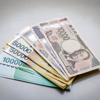 複数の日本円紙幣を重ねて並べた現金、10000円5000円1000円の写真