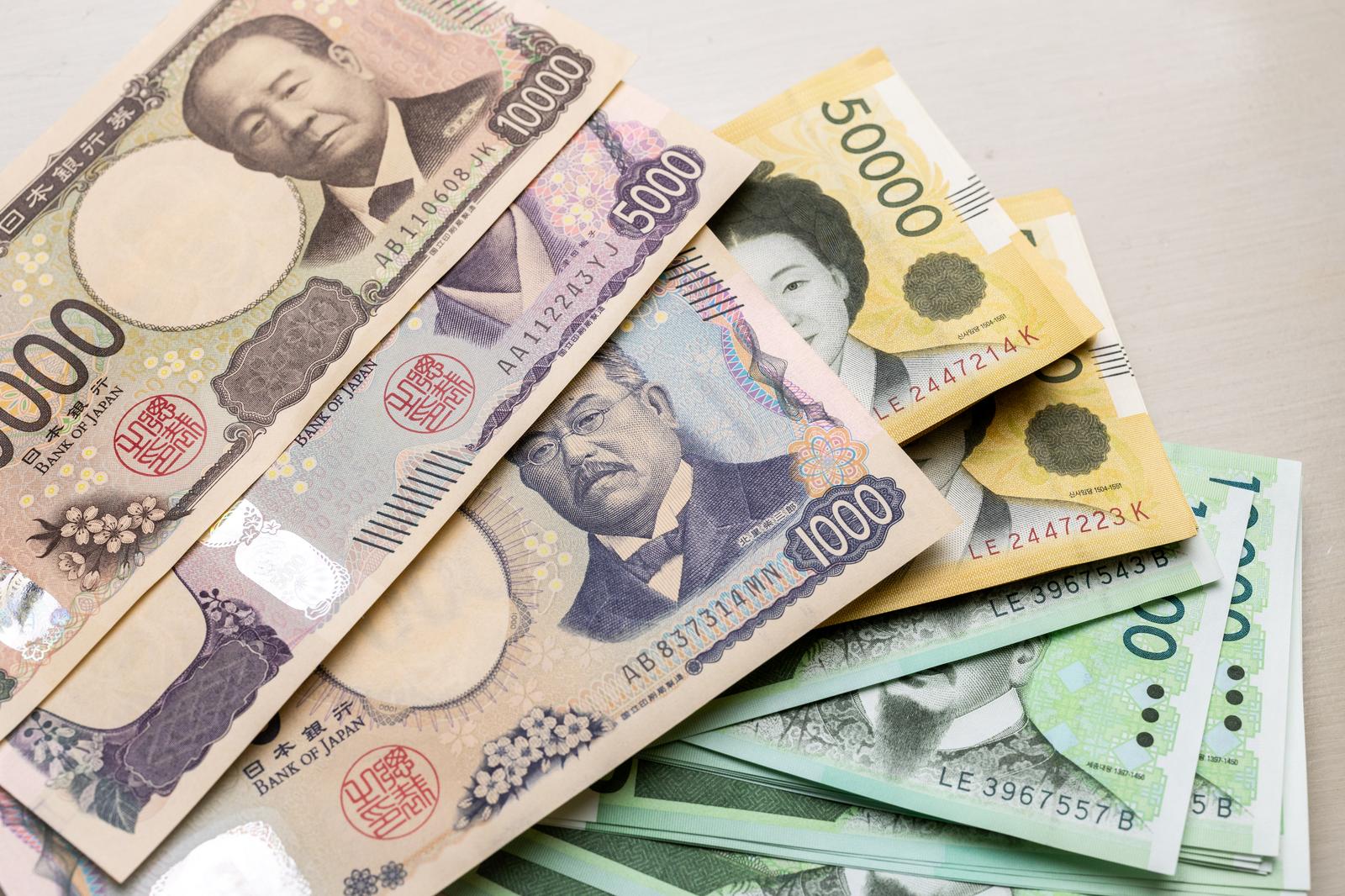 日本円と韓国ウォンの紙幣が重ねて並べられた現金の写真