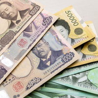 日本円と韓国ウォンの紙幣を重ねた現金の両替と為替の写真