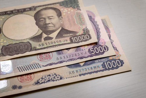 日本の新紙幣10000円、5000円、1000円を重ねて並べた現金