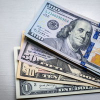 アメリカドル紙幣100ドル、50ドル、10ドル、1ドル札を重ねた現金の写真