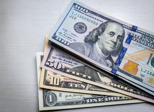 アメリカドル紙幣100ドル、50ドル、10ドル、1ドル札を重ねた現金