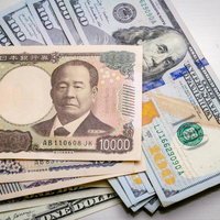 日米の通貨紙幣の重なり（テーブル）の写真