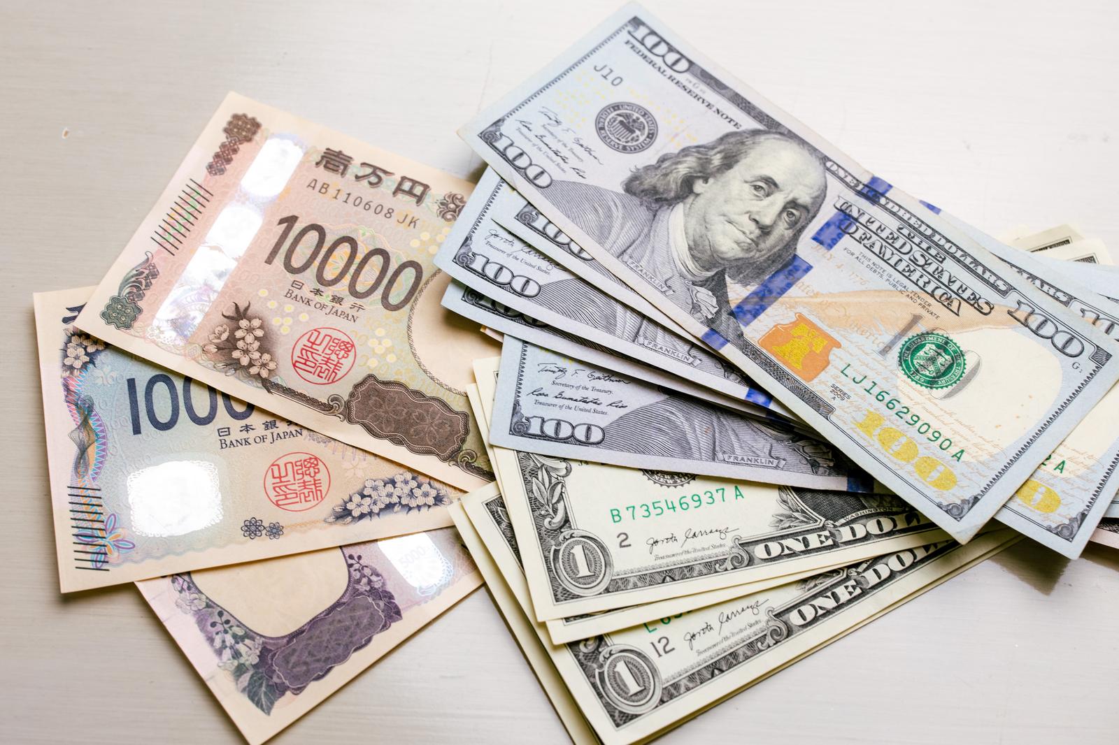 日本の円紙幣とアメリカのドル紙幣が重なり合っている