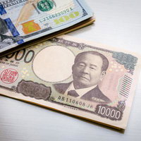日本の新紙幣10000円と米ドル紙幣の両替の写真