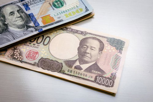 日本の新紙幣10000円と米ドル紙幣の両替