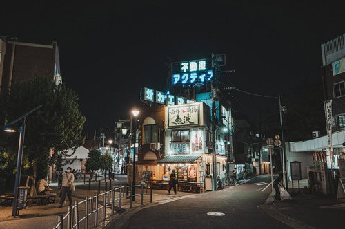 椎名町駅前の昭和レトロネオン看板が光る夜の商店街