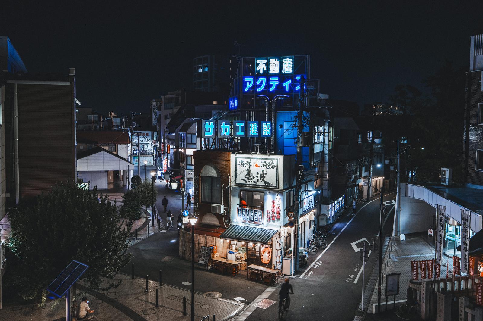 椎名町駅前の夜の交差点を俯瞰
