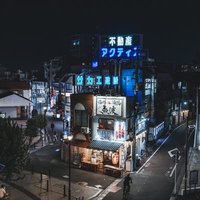 椎名橋から望む椎名町駅前の街並みの写真