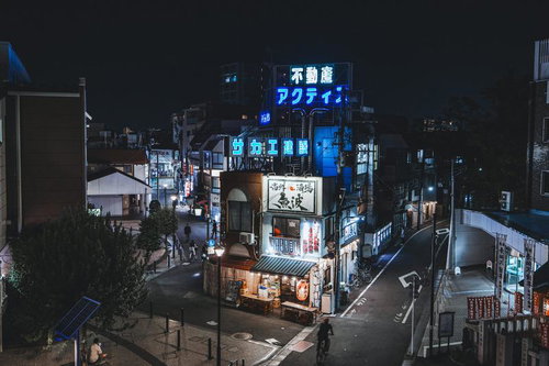 椎名橋から望む椎名町駅前の街並み