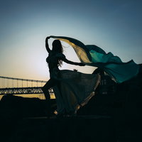 風にはためくダンサーの衣装のシルエットの写真