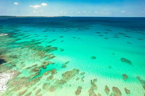 宮古島の砂山ビーチで海へとつながるアーチ状の白砂の岩