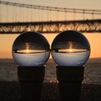 夕日を眺める橋の上の水晶玉の写真