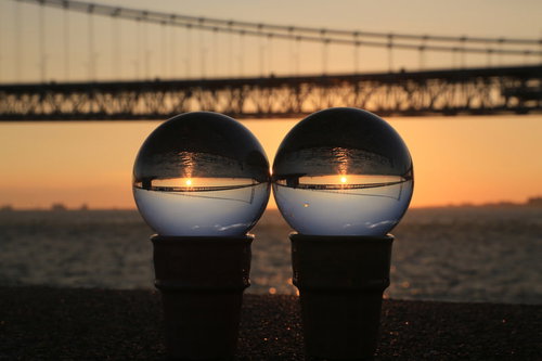 夕日を眺める橋の上の水晶玉