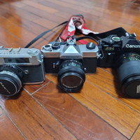 テーブルに並べられたクラシックカメラ3台の写真