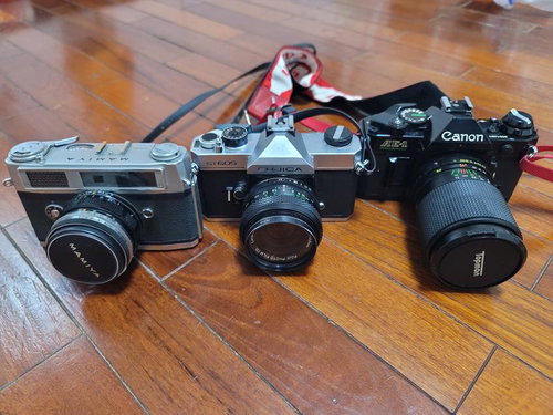 テーブルに並べられたクラシックカメラ3台