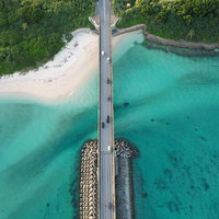 透き通る海と白い砂浜に架かる橋 - 宮古島の空撮風景の写真