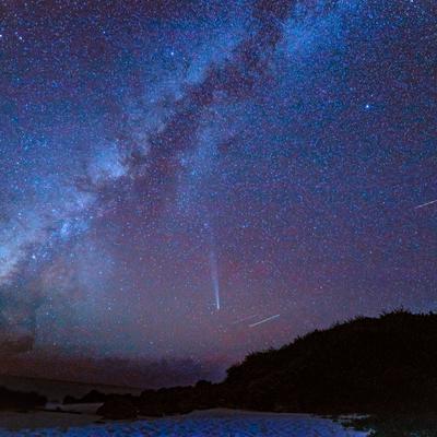 アトラス彗星と天の川が輝く宮古島の夜空の写真