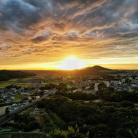 燃える夕陽と住宅地の街並みの写真