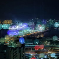 ネオンライトが玉ボケになる都市夜景 夜間の街灯とビルの写真