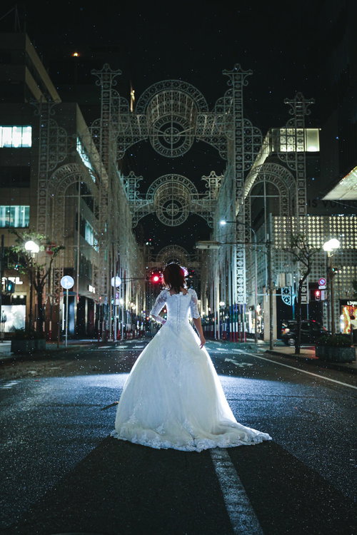 鎮魂の神戸ルミナリエで純白のウェディングドレスを身にまとう女性