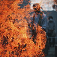 燃え上がる内護摩の炎と読経する僧侶による密教の儀式の写真