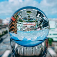 グラスに置いたガラス玉から見える街なみと建物の光学風景の写真