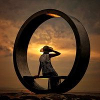 夕暮れのリング状オブジェに腰掛ける帽子姿の女性シルエットの写真