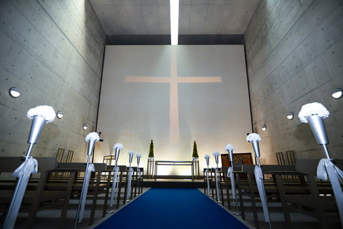 白く輝く十字架へ続く、青いカーペットのバージンロード