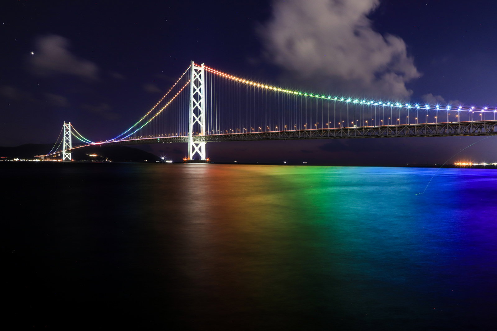 レインボーカラーにライトアップした明石海峡大橋