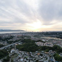 夕焼けに染まりかけた空と街並みの風景 住宅街の写真