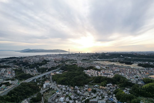 夕焼けに染まりかけた空と街並みの風景 住宅街