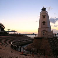 夕焼け空と旧堺燈台の港風景 - 夕方の灯台シルエットの写真