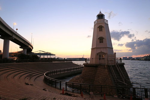 夕焼け空と旧堺燈台の港風景 - 夕方の灯台シルエット