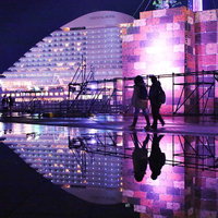 雨上がりの水溜りに映る神戸メリケンパークオリエンタルホテルとカップルの写真