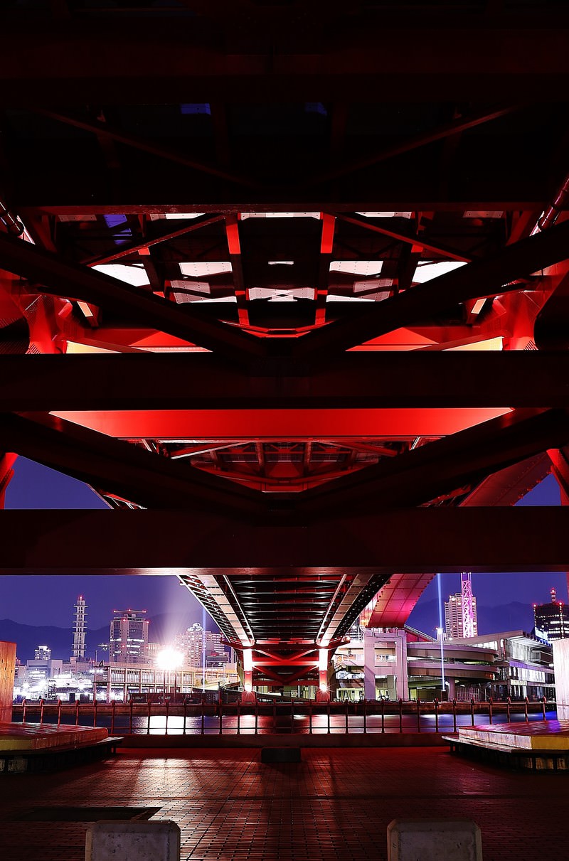 深夜の神戸大橋裏側、赤くライトアップされた橋桁の写真素材 - フリー