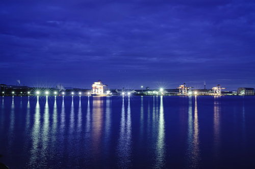海に伸びる工場夜景の光芒