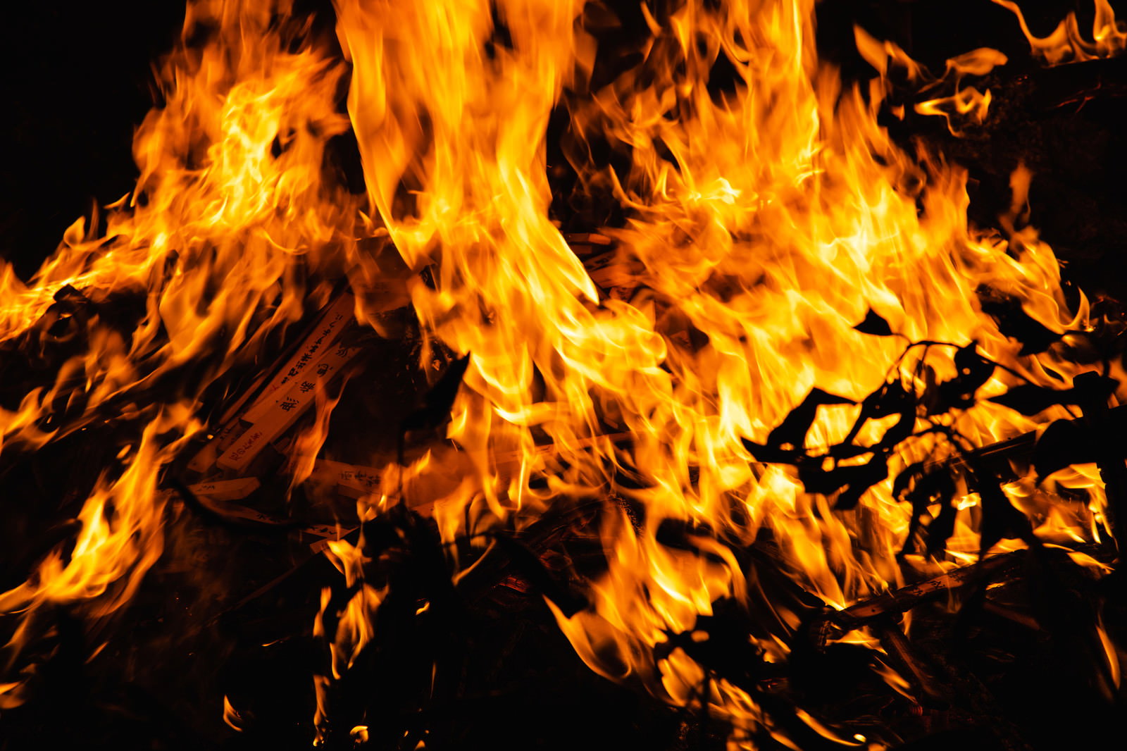 オレンジと赤の炎が激しく燃え上がっている様子