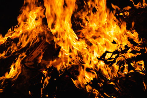 外護摩の炎と揺らぎ、激しく燃える火の動き