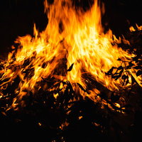 大炎上する供物の炎（門戸厄神）の写真