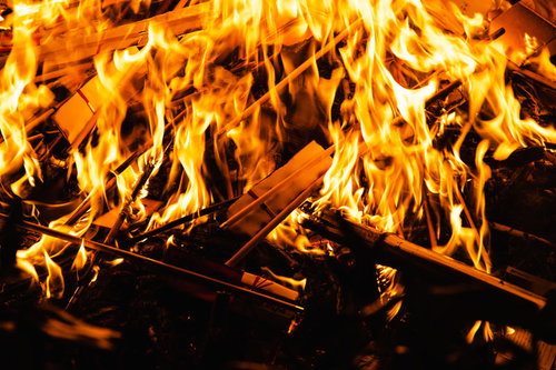 門戸厄神の外護摩で炎に包まれる火中の供物