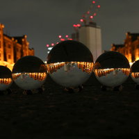 ガラス玉越しに見る横浜赤レンガ倉庫のライトアップ夜景の写真