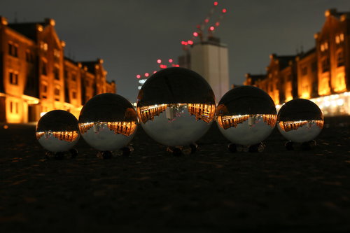 ガラス玉越しに見る横浜赤レンガ倉庫のライトアップ夜景