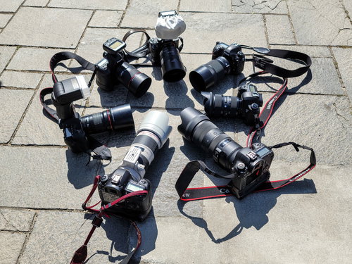 石畳に円形に向き合う複数台の一眼レフカメラ