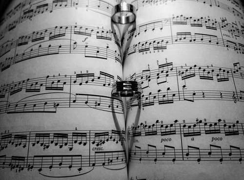 楽譜に伸びたハートの影を落とす指輪、音楽と愛情の融合