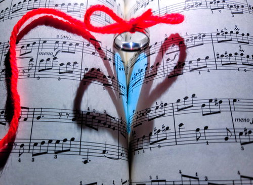 楽譜に伸びたハートと運命の赤い糸、指輪が彩る愛情の表現