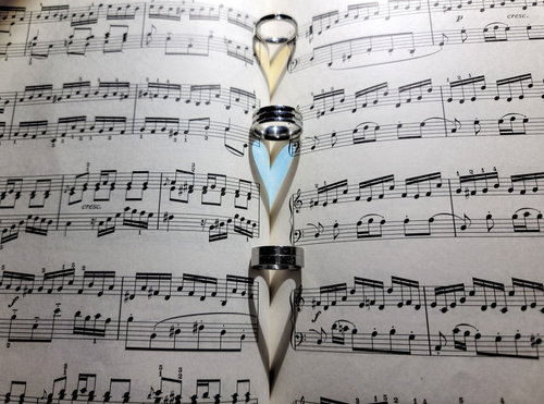 譜面に伸びた指輪の影と三色のハート